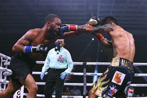 Mark Magsayo beats Gary Russell Jr. by majority decision to  .